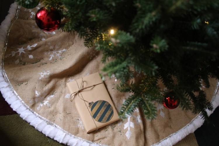 Vianočná starostlivosť o stromček zástera jutová tkanina spadnuté ihly