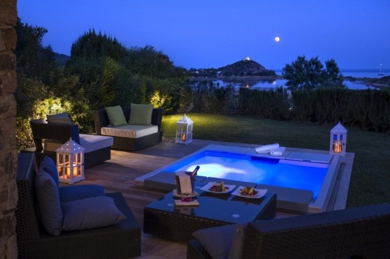 jacuzzi v záhrade terasa zapustené lampióny osvetlenie ratanový nábytok