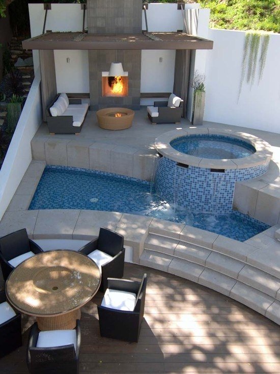 stupňovité nápady na dizajn vírivky na záhradnom terase