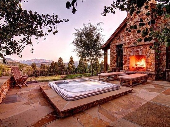 nápady na podlahy z prírodného kameňa pre záhradnú terasu s vírivkou