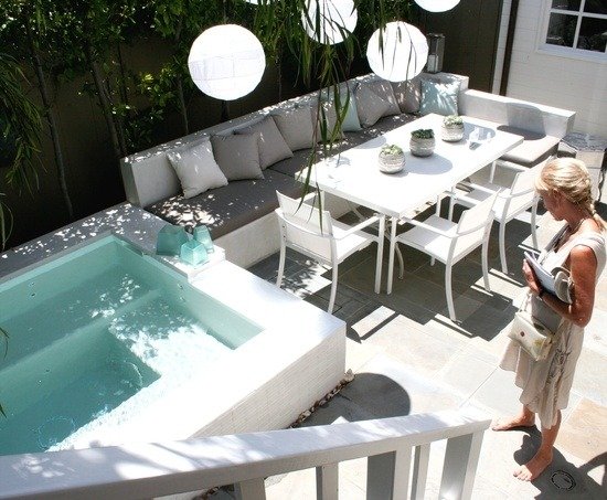 nápady na biely záhradný nábytok pre vírivku na záhradnom dvore