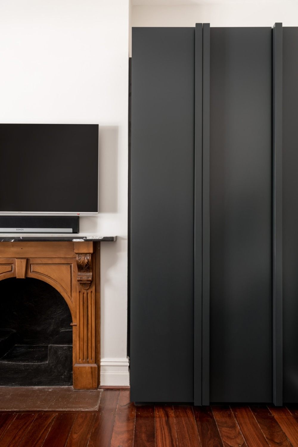 Zachovaný architektonický štýl s krbom na drevo a moderným nábytkom v obývacej izbe