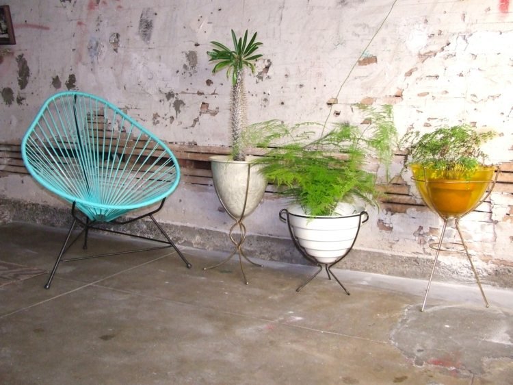 Stolička Acapulco má tvar hrušky dizajnér-stolička-drôt-stojan-kvetináče-svetlo modrá-ošarpaná-omietka