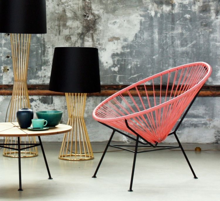 Dizajnové stoličky sú ponúkané aj v iných tvaroch dizajnérska stolička-acapulco-idea-lampa-model-tienidlo-sivá-stena