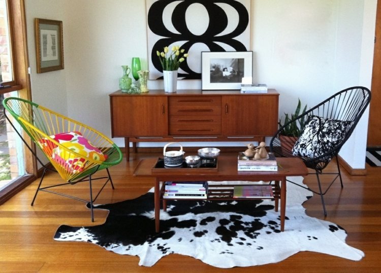 Skombinujte niekoľko dizajnových stoličiek dizajnérska stolička-acapulco-zelená-čierna-kožušina-deko-konferenčný stolík-drevo