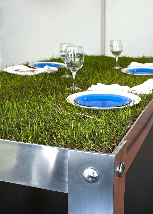 Dizajnový jedálenský stôl s hliníkovým rámom a trávnikovou doskou