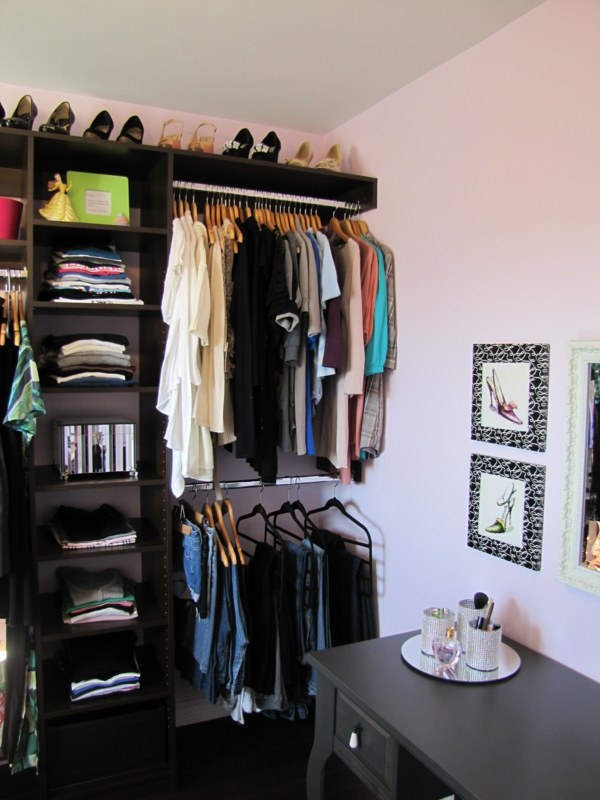 sivé regály-nástenná dekorácia-v šatni