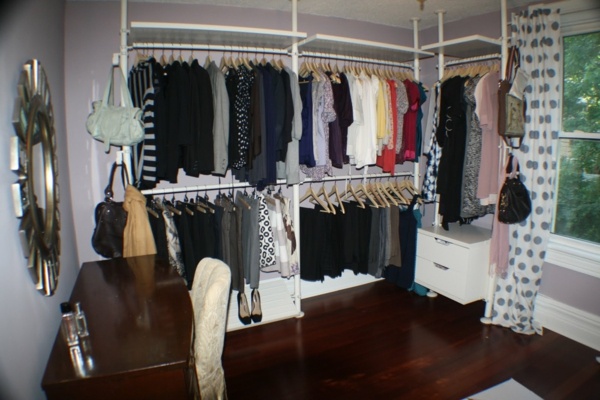 Šatňa s kovovým rámom ako miestnosť