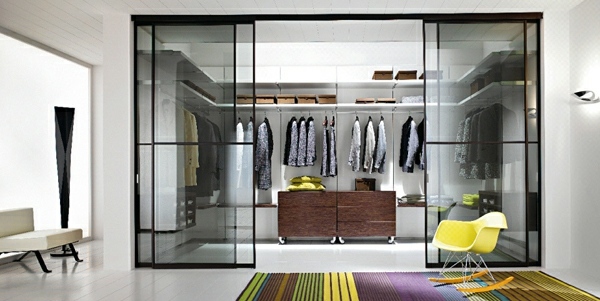 Šatňa s posuvnými sklenenými dverami