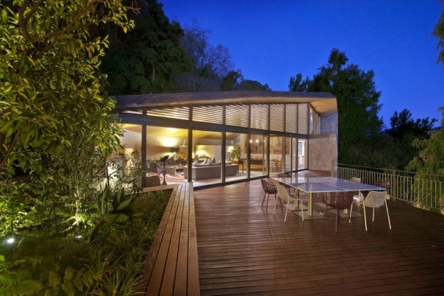 Terasa vyrobená z dreva-farby Bankirai-vo vonkajšej časti stoličky