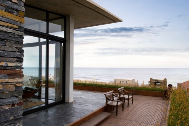 terasový nábytok drevená balkónová podlaha drevené stoličky čalúnenie