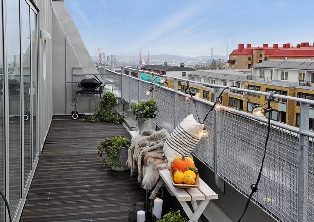 Nápady na dizajn balkóna Čierne lakované drevené stoličky