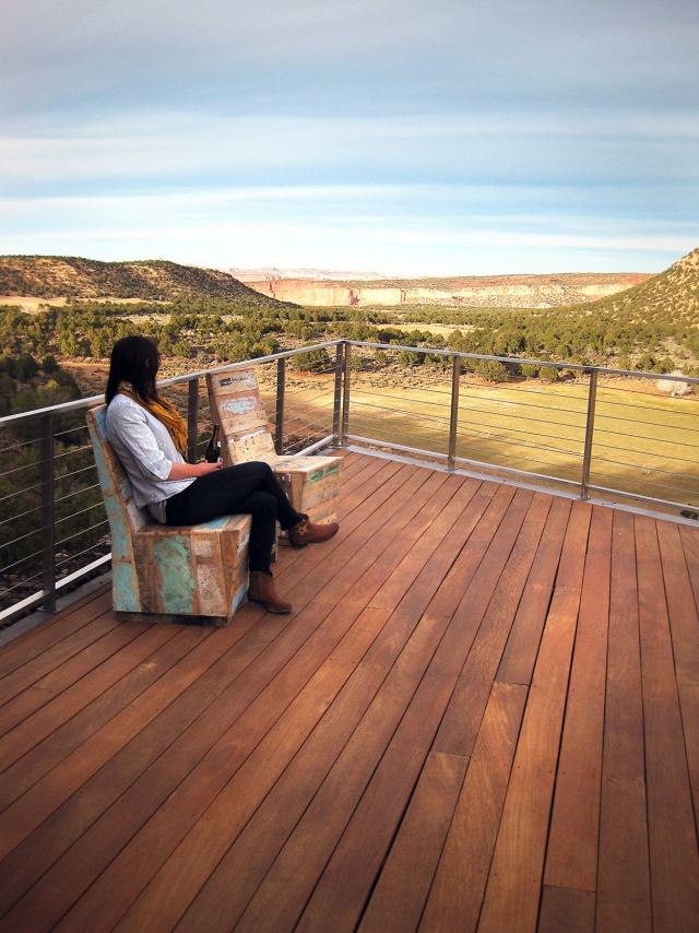Balkón s hliníkovým zábradlím teplý vzhľad drevených stoličiek výhľad