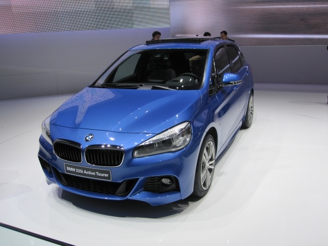 Inovatívne a aktívne - nové BMW vpredu - chladné svetlomety bmw-blue-metallic-2-series-active-tourer