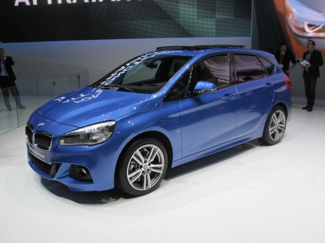 Vzbudzuje záujem verejnosti bmw-active-tourer-modrá-metalíza-strana