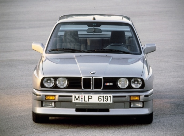 1988 BMW M3 E30 strieborný čelný pohľad Výber z modelu automobilu-BMW-M3-E30