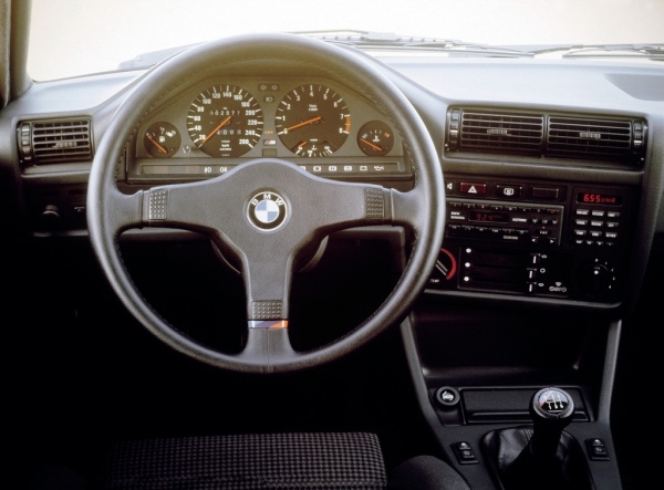 1988 volant BMW M3 E30 Interiér-Karoséria-BMWM-M3-E30-Kupé