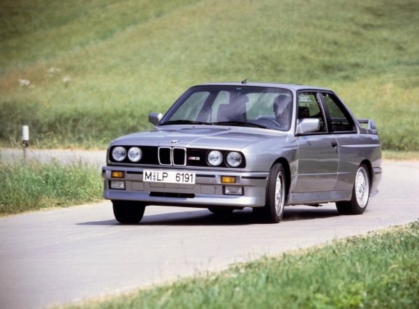 1988 BMW M3 E30 strieborná Auto-BMW- M3- E30- riadenie auta-zábava-krajina