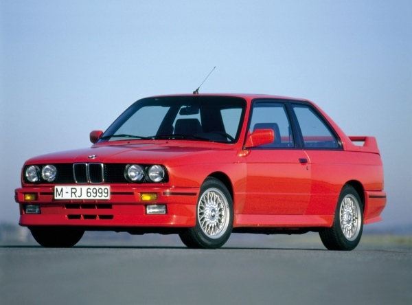 1988 BMW M3 E30 červená blue-sky-red-car-BMW-M3 -E30-PRVÁ GENERÁCIA