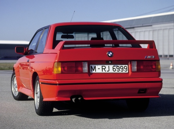 1988 BMW M3 E30 červený pohľad Výmena karosérie-zlyhanie-BMW-M3-E30