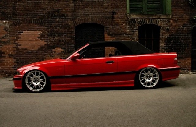 Červený dvojdverový kabriolet na ceste bmw-m3-e36-red-kabriolett-straße