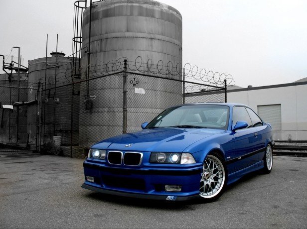Kontrast s ostatnými autami na ceste - BMW E36 bmw-m3-e36-tuning-blue-metalíza