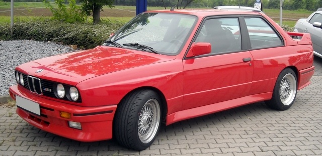 BMW M3 E30 - člen rodiny v červenom BMW-M3-E30-červený-bočný obrázok