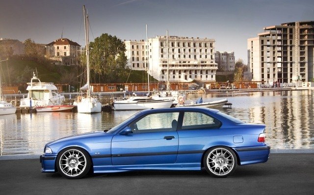 Prístavná fotografia - BMW E36 modrá metalíza z boku modrá-BMW-M3-E36-na porte