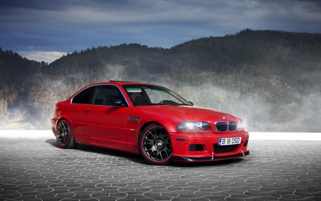 Červené BMW E46 M3 na horskej ceste bmw-m3-e46-tapeta-červená-fotografia
