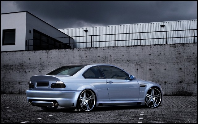BMW E46 M3 svetlo šedá metalíza vzadu BMW_M3_E46_metalická hala