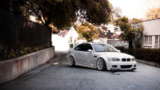 BWM E46 M3 biela na mestskej ulici weiss-strasse-bmw-m3-e46