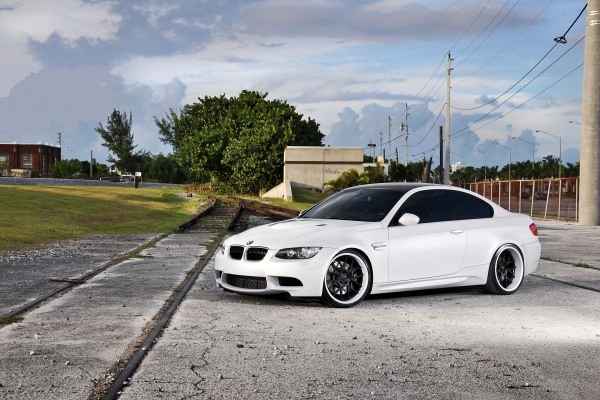 BMW-M3-E92-biela-bočná-čelná