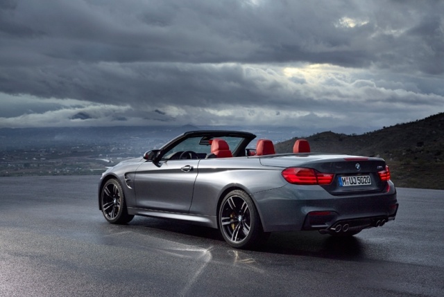 BMW M4 2015 Kabriolet, prezentácia, sivý kovový efektový lak Zadná prezentácia BMW Cabrio sivý kovový efektový lak