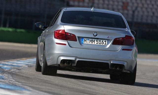 Nový model BMW M5 2014 vzadu BMW M5 2014 vzadu nové