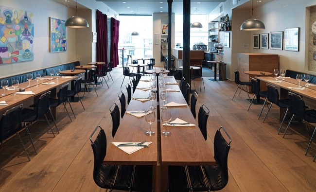 podlaha z dreveného nábytku v reštaurácii vyrobená z dreva firmy dinesen