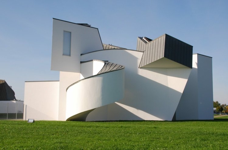 dekonštruktivizmus vitra-design-museum-gehry-organické-hrana-točité schodisko