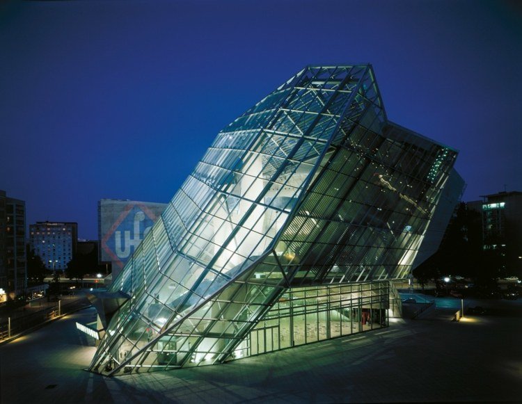 dekonštruktivizmus-coop-obloha-modrá-ufa-drážďany-sklo-šikmé