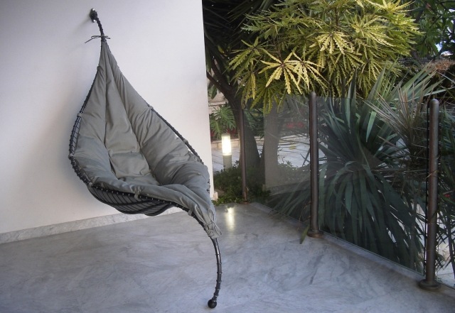 Závesná stolička s nožičkovým balkónom a záhradnou terasou na stenu Závesná stolička Satala noha balkón záhradná terasa montáž na stenu