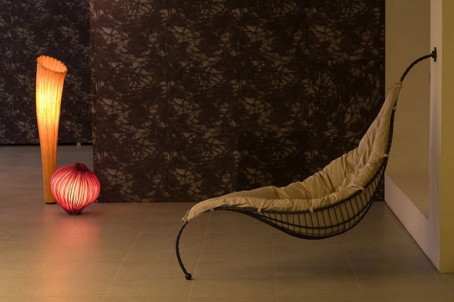 dizajnérska závesná stolička kovové satala nohy aqua kreácie Dizajnová závesná stolička Satala s kovovou podnožou aqua creation