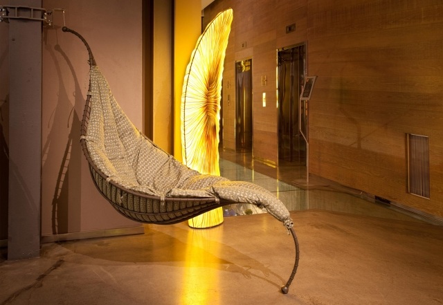 Dizajnová závesná stolička Satala kovová konštrukcia noha Ayala Serfaty Dizajnová závesná stolička Satala kovová podnož Ayala Serfaty