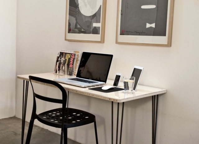 Dizajnérsky obrázok mobil s dvoma časopismi a pohárom vody