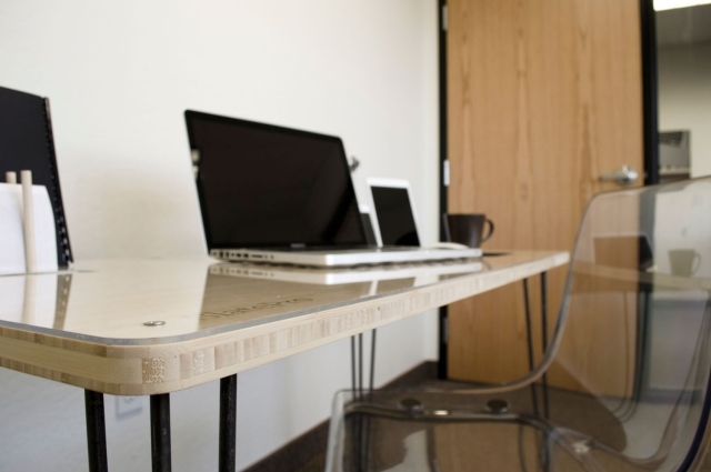 Dizajnový stolný počítač pre študentov vhodný pre mobilné telefóny