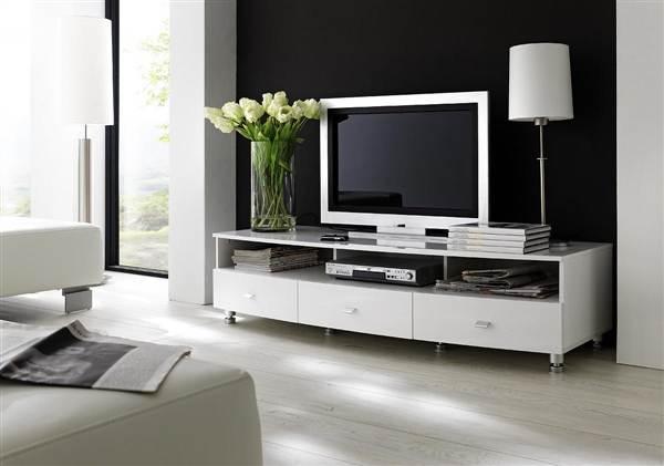 poličky v bielom TV stolíku