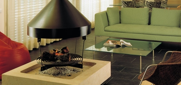 voľne stojaci krbový vinobranie v cenane je umiestnený originálnym spôsobom