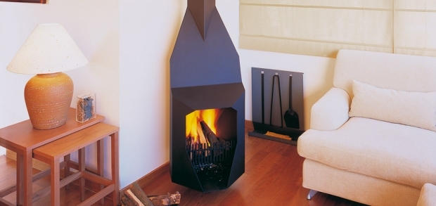 voľne stojaci krb v rohu, tóny bieleho svetla