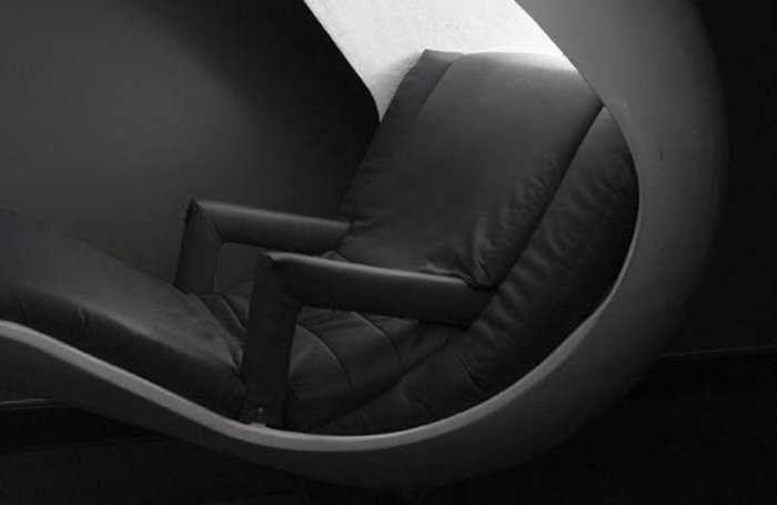 Kreslo EnergyPod-inovatívny kus nábytku pre krátke kožené sedadlo hi-tech-lehátko-MetroNaps-EnergyPod-sedadlo-s lakťovými opierkami-kožený poťah