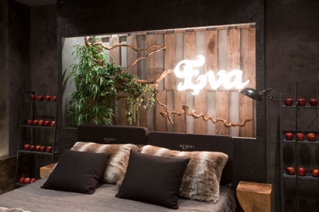 eva neónový nápis garden eden ako moderná dizajnérska spálňa