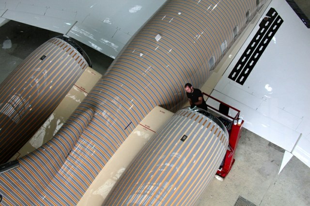 Lietadlo luxusné súkromné pruhy luxusných súkromných lietadiel na miesto určenia farebné pruhy luxusné súkromné lietadlo prichádzajúce na miesto určenia