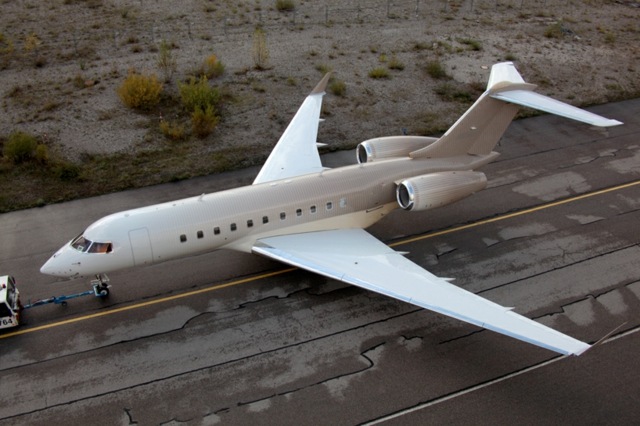 Luxusné cestovné lietadlo prvej triedy letí atraktívnou farbou prvotriedny vzor atraktívnych farebných pruhov