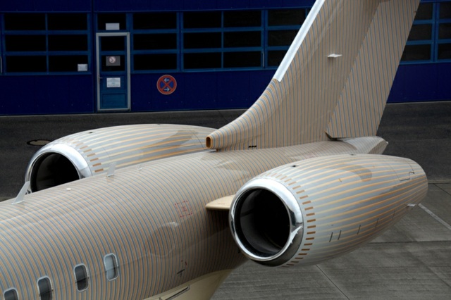 Luxusné lietajúce súkromné lietadlo prvej triedy veselo zafarbené Prvotriedny súkromný prúdový dopravný prostriedok, ktorý sa nebojí lietajúcich detí prekonať